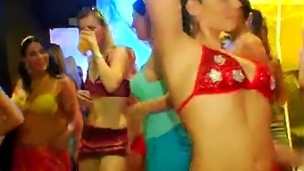סשן סקס קבוצתי פרוע ורטוב עם זונות חרמניות ומפנקות