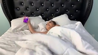 Lexiho Těsná Kundička Je Mnou Ohmatávána A Nahrána