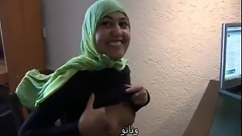 Jamila, Een Marokkaanse Vrouw, Probeert Lesbische Intimiteit Met Een Nederlandse Partner