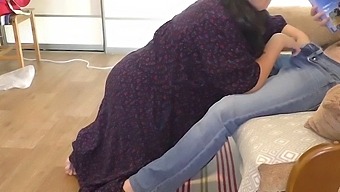 성숙한 엄마가 아들을 오랄 섹스와 애널 플레이로 즐겁게 해줍니다