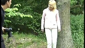 Venkovní Evropská Teenka Si Užívá Obličejový A Anální Sex