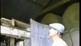 Ranskalainen Maanviljelijä Tyydyttää Kaupungin Tyttö Ryhmäseksiä