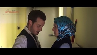 Frumusețea Turcă Brunetă Akkya Begum A Interpretat Solo În 2012