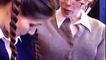 Nuori Opettaja Ja Oppilas Tutkivat Seksuaalisuuttaan Kuumassa Videossa