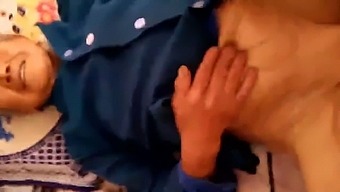 Una Milf Asiatica Anziana Gode Di Una Sborrata Interna