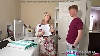 Belle-Mère Blonde Utilise Ses Gros Seins Naturels Pour Séduire Son Beau-Fils