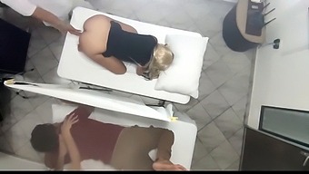 이 Ntr Jav 비디오에서 아름다운 아내와 그녀의 마사지사와 놀라운 마사지를 경험하세요