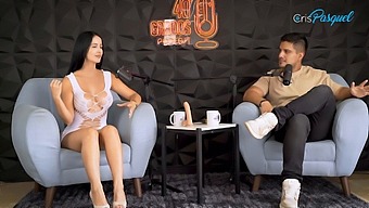 Latina Kočka Kathrin Ukazuje, Jak Dát Kouření S Sexuální Hračkou