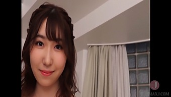 美しい女性が誘惑的な黒いランジェリーでダンスを披露!