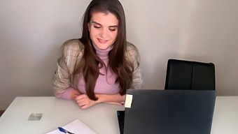 Una Matrigna Seducente Seduce Il Figliastro Sul Posto Di Lavoro, Mostrando Le Sue Deliziose Tette E Facendo Una Sega Vigorosa Al Suo Grosso Membro.