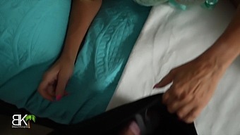 Belle-Mère Excitée Prise Avec Son Vibromasseur Et Trompe Son Beau-Fils