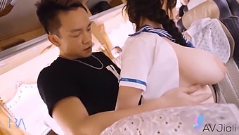 Busty Taiwanin Tyttö On Seksiä Tuntemattoman Kanssa Bussissa