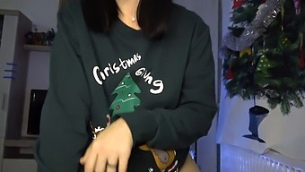 Anna, La Demi-Sœur Séduisante, Offre Une Chaude Éjaculation Interne Orale Pour Noël