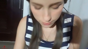 Minha Irmã Adolescente Faz Um Boquete Público Em Meu Pau.