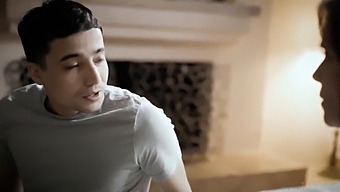 발버둥치는 새엄마가 새아들에게 도움을 구한다...에로틱한 내용