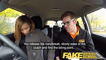 Nuori Eebenpuu Saa Creampie Hänen Ajo-Opettaja