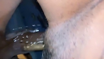 La Mère De Son Ami Séduit Son Beau-Fils Lors De Sa Visite Au Magasin.
