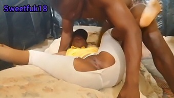 Presque Surpris En Train De Baiser Avec La Petite Amie De Mon Ami