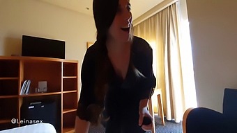 Min Stedmor Rører Ved Sig Selv, Mens Jeg Ser På