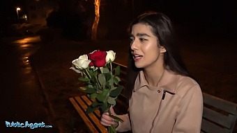 Aaeysha Si Gode Un Romantico San Valentino In Una Stanza D'Albergo Con Il Suo Amante