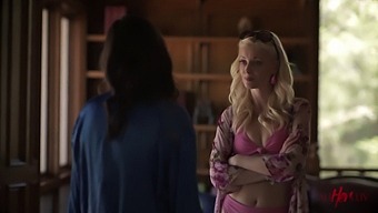 Duas Belezas, Uma Loira E Uma Morena, Exploram Os Corpos Uma Da Outra Com Dedilhados Sensuais