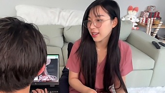Kecantikan Asia Elle Lee Membayar Balik Instruktor Perubatannya Dengan Baik