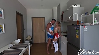 농구 게임 컴필레이션에서 치어리더를 위한 얼굴 마무리