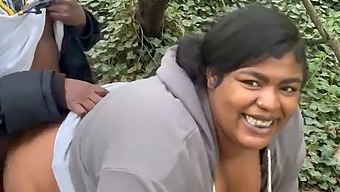 통통한 여자가 기차역 터널에서 자지를 타는 것을 즐깁니다