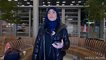 Iranlı Bir Kadın Olan Nadja, Bir Uçuşun Ödemesi Olarak Tuvalette Ve Koridorda Anal Seks Alıyor