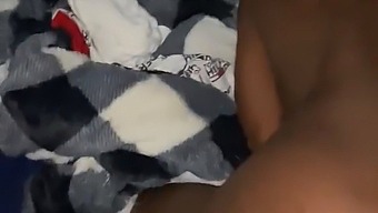 Drobná Submisivní Přebírá Těsnou Roli Otroka