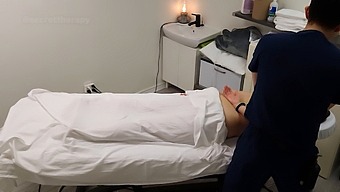 Emma, En Förförisk Mogen Kvinna Med Stora Bröst, Ägnar Sig Åt Sexuell Aktivitet Under En Massage