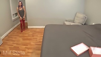 Le Beau-Fils Surprend Sa Belle-Mère Avec De La Lingerie De La Saint-Valentin Devant La Caméra