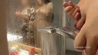 La Belle-Mère L'A Surpris En Train De Se Masturber Dans La Salle De Bain Et Elle Aime Regarder.